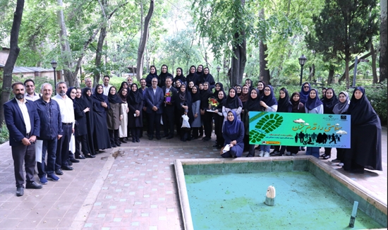 شرکت کارکنان معاونت بهداشت در برنامه پیاده‌روی جمعی، پویش سلامتی را قدم بزن در باغ ایرانی 